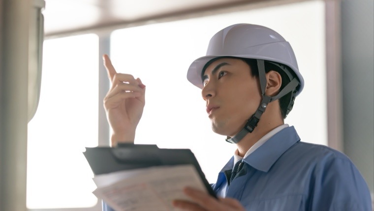 現地を調査する担当者