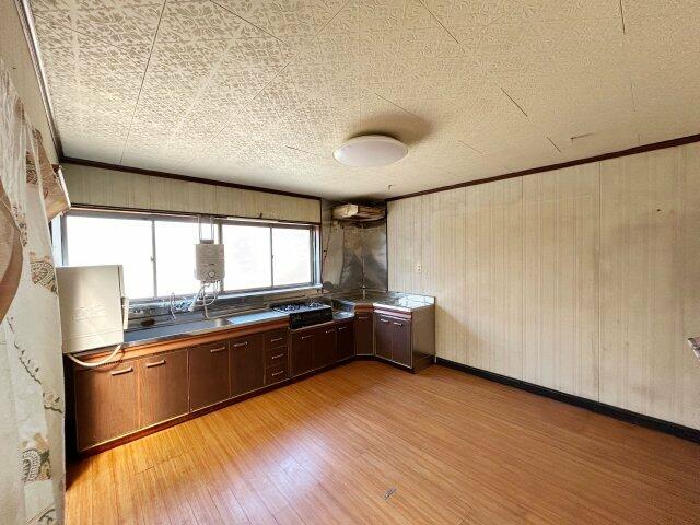 射水市 三日曽根（新町口駅） 2階建 １０ＤＫ