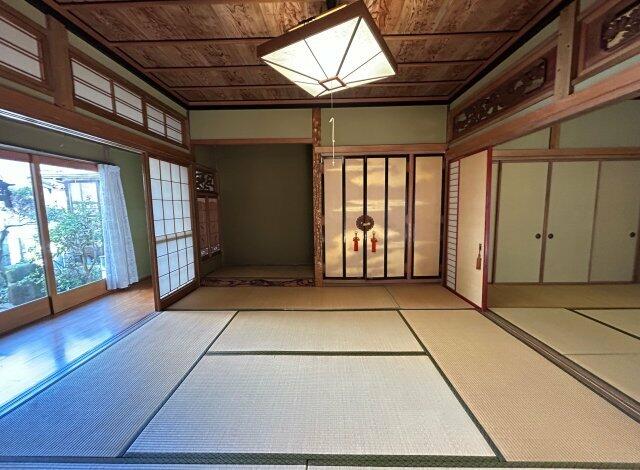 射水市 三日曽根（新町口駅） 2階建 １０ＤＫ