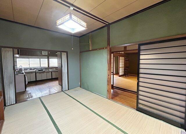 射水市 三日曽根（新町口駅） 2階建 １０ＤＫ